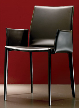 Linda è uno poltroncina elegante e dallo stile moderno. Totalmente rivestita in cuoio imbottito, disponibile in vari colori. Spalliera alta con braccioli.