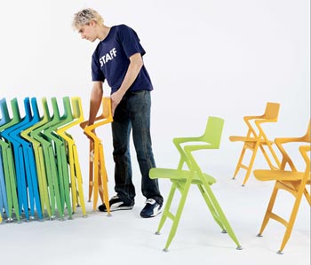 Disponibile in diversi colori, fra cui tonalità cromatiche vivaci, Dolly è proposta in due versioni: con la seduta in legno di rovere sbiancato, o nello stesso materiale plastico della struttura.