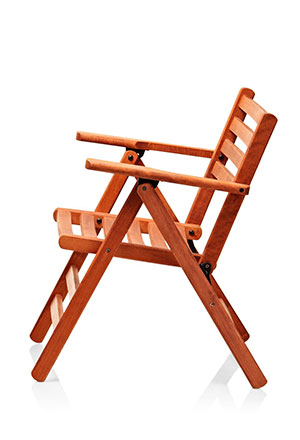 sedia richiudibile in legno con schienale reclinabile e braccioli