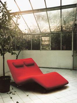 La serie Kanji comprende, poltrona da riposo singola e doppia, è stata ampliata con un divano a due posti da cm 120.
