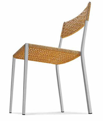 Sedia con struttura in metallo verniciato, sedile e schienale in corda wengé o avana. Impilabile.