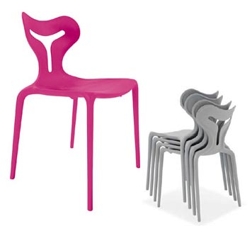 Sedia impilabile Calligaris AREA51 CS/1042 (fino a max. 8) realizzata in materiale plastico, adatta anche ad un uso esterno, è dotata di foro per il drenaggio dell'acqua.