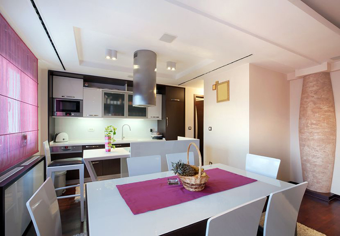 Sedie bianche in plexiglass collocate in una cucina moderna
