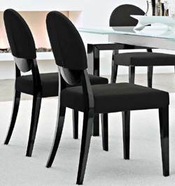 Sedia Calligaris DEJA VU CS/1054 in legno nelle varianti nero lucido, bianco lucido e wengè. Completamente sfoderabile. Sedile con struttura a cinghie elastiche, disponibile in vari colori.