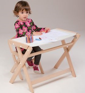 Banco scuola per bambini composto da sedia e tavolino. Entrambi richiudibili occupano solo 9 cm.