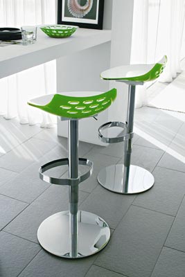 Sgabello Calligaris JAM CS/1035 per cucina con seduta in acrilico bicolore. Infatti il lato della seduta è sempre in bianco lucido, mentre il lato esterno è in acrilico trasparente. La struttura è in metallo.