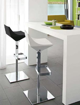 Sgabello Calligaris FLY CS/1040 in acciaio cromato con seduta il poliuretano disponibile in differenti colori. Sgabello girevole con alzata a gas.