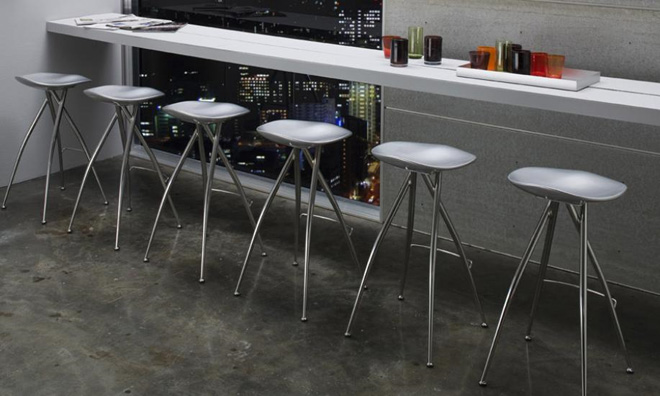 Sgabello Sedit Loto Max dalla linea sobria e minimalista, si adatta ad uno spazio abitativo di tendenza. Struttura in metallo cromato, con sedile in poliuterano laccato lucido.